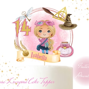 Peut inclure: Un topper de gâteau rose et or représentant une fille de dessin animé avec des lunettes roses et des cheveux blonds. La fille tient un livre et une baguette magique. Le topper comprend également un numéro 14, un vif d'or, une fiole de potion et un blason de la maison de Poudlard. Le texte "Isabella" est écrit sur un parchemin.