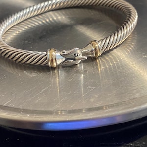Pulsera con hebilla David Yurman, 5 mm, plata de ley 925 y hebilla de oro de 18 quilates, tamaño mediano.