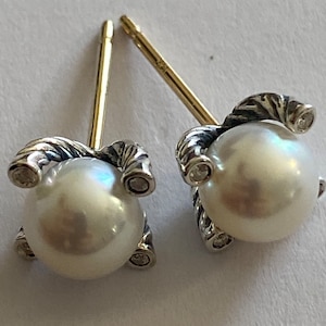 Pendientes de perlas de cable y diamantes de David Yurman de 6 mm y 7 mm de ancho.