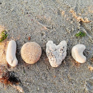 Conjunto AMOR feito de pedras de seixos 1 "- 1 1/2" Letras de pedras de amor Carta genuína Pedras de praia