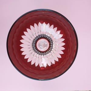 Peut inclure: Un verre à vin rouge avec un motif floral blanc gravé au fond.