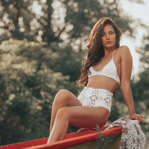 Weißer Häkelbikini mit hoher Taille: Boho Woman Bademode Bild 1