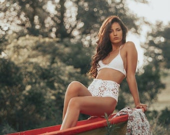 Vit virkad bikini med hög midja: Boho-badkläder för kvinnor