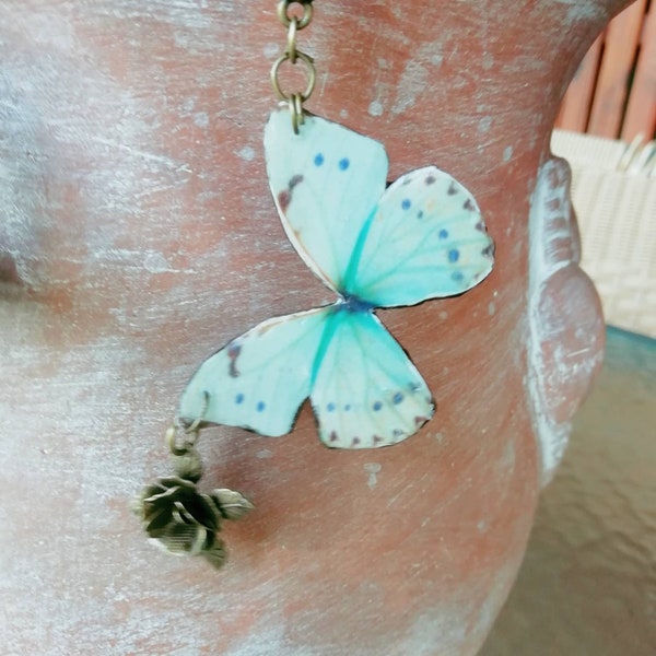 Beau collier vintage romantique pastel bleu vert papillon argile résine