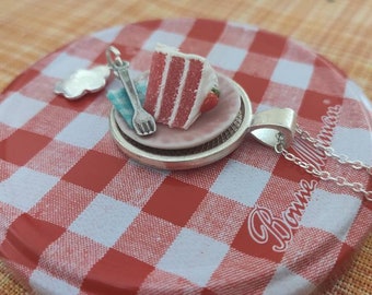 Délicieux collier de gâteau aux fraises réaliste parfum de fraise