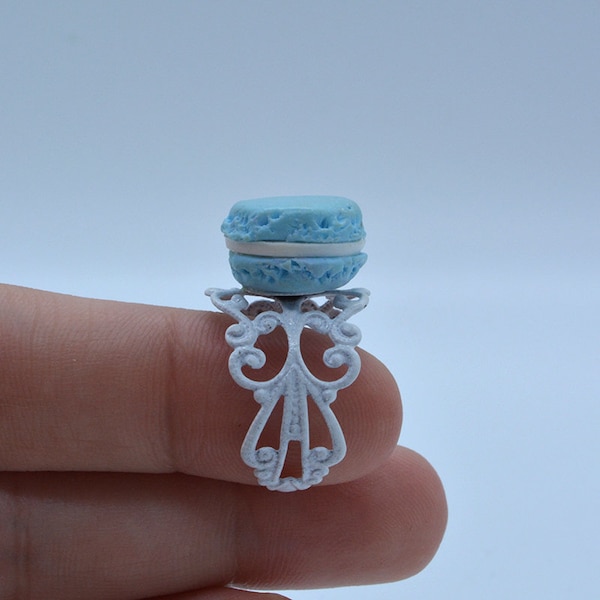 Bague macaron en pâte d’inspiration fraîche au chocolat blanc et bleu