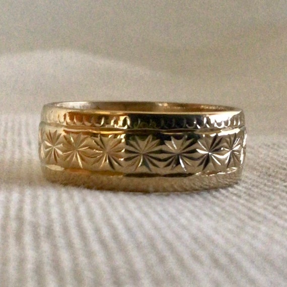 Vintage Wedding Band 14 Karat Yellow Gold - image 3