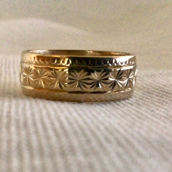 Vintage Wedding Band 14 Karat Yellow Gold - image 1