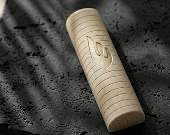 Custodia per Mezuzah moderna in oro fuso con incisione: decorazione murale in pietra di Gerusalemme realizzata a mano.