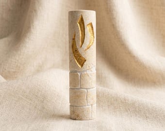 Custodia per Mezuzah in pietra naturale di Gerusalemme con finitura dorata