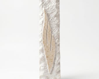 Custodia per Mezuzah in pietra naturale di Gerusalemme, realizzata a mano: Judaica scultorea moderna e minimalista.