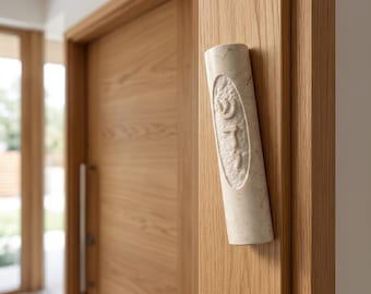 Custodia per Mezuzah Shaddai incisa in stile minimalista: decorazione moderna in pietra di Gerusalemme realizzata a mano.