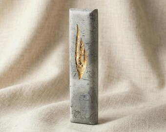 Custodia per mezuzah Gold Shin Gray realizzata a mano: decorazione murale moderna in pietra di Gerusalemme per oggetti di giudaica.