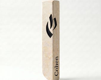 Custodia personalizzata per Mezuzah in pietra di Gerusalemme: nome di famiglia inciso a mano.