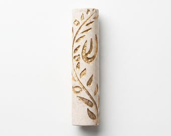 Custodia per Mezuzah in pietra di Gerusalemme realizzata a mano: decorazione murale moderna con ramo di melograno dorato.