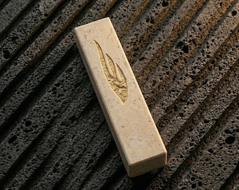 Custodia per Mezuzah in pietra di Gerusalemme: realizzata a mano con dettagli dorati, decorazione moderna di arte ebraica israeliana.