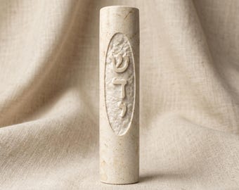 Custodia Mezuzah in pietra di Gerusalemme – Giudaica moderna e minimalista, incisione Shaddai con struttura ovale