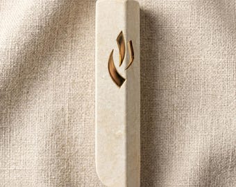 Custodia per Mezuzah in pietra di Gerusalemme realizzata a mano: moderno regalo ebraico per l'inaugurazione di una nuova casa con finitura dorata.