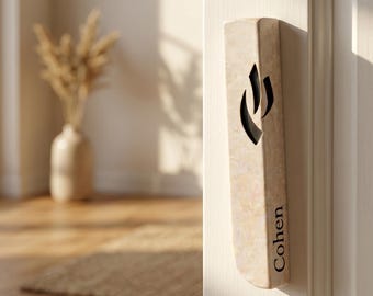 Custodia per Mezuzah in pietra di Gerusalemme realizzata a mano: decorazione ebraica personalizzata con il nome di famiglia.