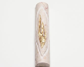 Custodia per Mezuzah in pietra beige di Gerusalemme: decorazione ebraica moderna fatta a mano con finitura dorata.