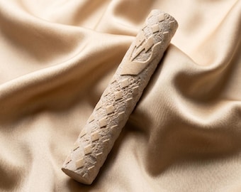 Custodia per Mezuzah in pietra di Gerusalemme intagliata a mano: un moderno oggetto di culto ebraico dal design geometrico, perfetto come regalo per l'inaugurazione di una nuova casa.