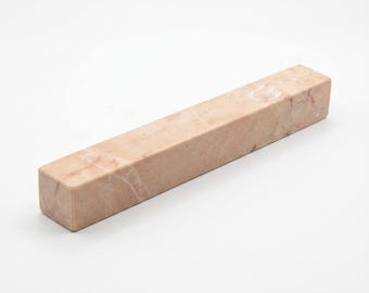 Custodia minimalista per Shin Mezuzah: decorazione moderna in pietra per porta ebraica.