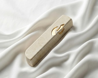 Custodia per Mezuzah in pietra di Gerusalemme moderna e minimalista: Judaica israeliana realizzata a mano, con finitura dorata.