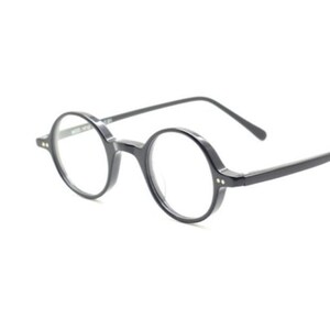 Könnte beinhalten: Schwarze runde Brille mit klaren Gläsern.