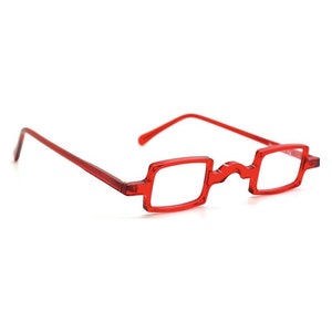 Puede incluir: Gafas de lectura de plástico rojo con montura cuadrada.