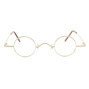 Puede incluir: Gafas redondas doradas con lentes transparentes. Las monturas tienen un diseño fino y delicado con puente y patillas. Las patillas tienen un patrón de carey marrón. Las gafas están sobre un fondo blanco.