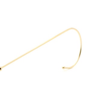 Peut inclure: Un bracelet jonc simple en or avec une finition lisse et arrondie.