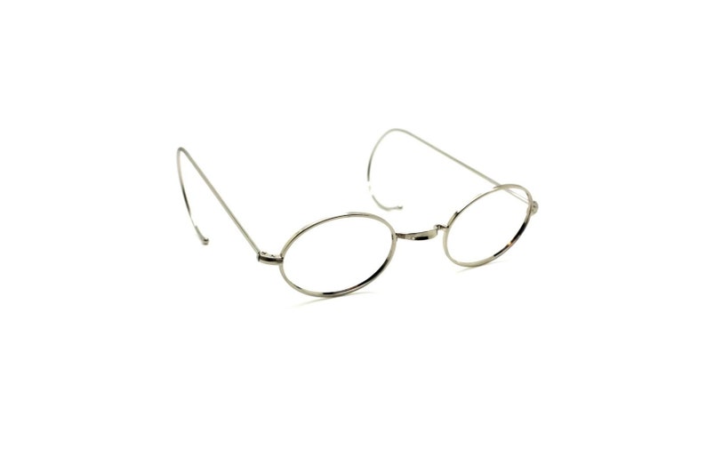 Oval eyewear made in Italy Beuren 1720 in a shiny silver finish with the option of hooked ear pieces.