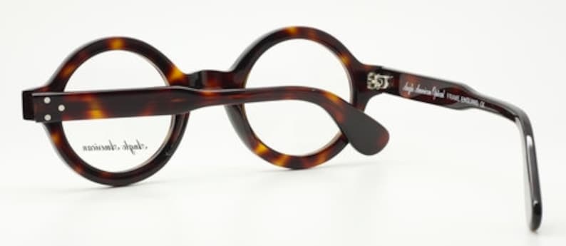 Puede incluir: Gafas redondas de carey marr&oacute;n con una patilla negra y una inscripci&oacute;n plateada que dice "masunaga optical."