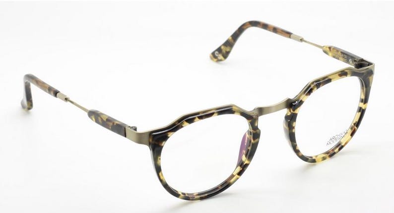 Puede incluir: Gafas redondas con montura y patillas con estampado de carey. Las lentes se sujetan con un fino puente y bisagras met&aacute;licas. Las gafas tienen un dise&ntilde;o cl&aacute;sico y elegante.