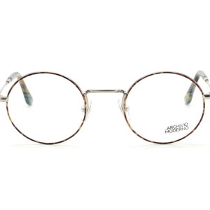 Puede incluir: Gafas redondas con montura fina plateada y estampado carey en los bordes. Las patillas tienen un dise&ntilde;o estampado. La marca "ARCHIVO MODERNO" est&aacute; impresa en la lente derecha.