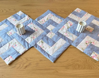 Camino de mesa acolchado hecho a mano con patchwork floral de algodón azul.