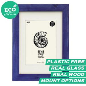 Op de afbeelding: Een rechthoekige blauwe houten fotolijst met een witte passe-partout. Het midden bevat een zwart-witte illustratie van een ammoniet fossiel. Tekst op de print bevat "BLUE", "BEACH HOUSE FRAMES" en "HANDMADE IN THE UK".