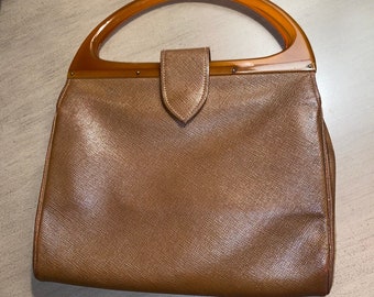 Bolso de cuero lucite/baquelita de textura marrón vintage de los años 60