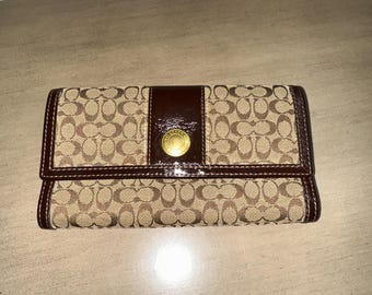 Vintage Y2K COACH Hampton kenmerkende portemonnee van jacquard en mahonie lakleder driebladige chequeboek