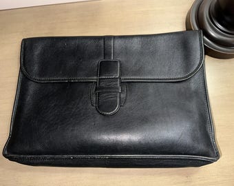 Seltene, schwarze Leder-Portfolio-Clutch aus den 1970er Jahren mit Klappdeckel
