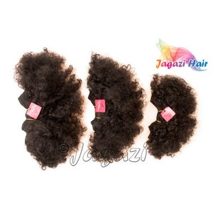 Puede incluir: Tres paquetes de extensiones de cabello humano afro rizado crespo negro. Cada paquete tiene una etiqueta rosa con el texto "Jagazi Hair".