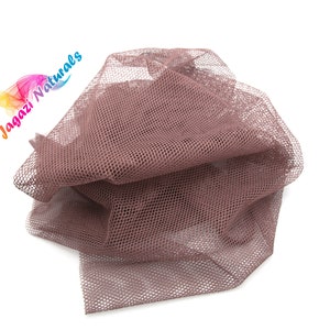 Puede incluir: Una redecilla para peluca de color marrón hecha de un material de malla fina. La redecilla está doblada y parece estar hecha de una tela suave y transpirable.