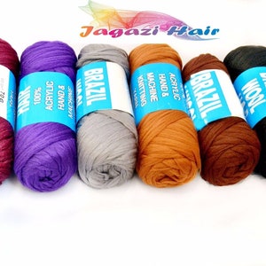 Puede incluir: Seis ovillos de hilo en varios colores, incluyendo morado, gris, marrón y negro. Cada ovillo tiene una etiqueta azul que dice "Brasil" e indica que el hilo es 100% acrílico y adecuado tanto para tejer a mano como a máquina.