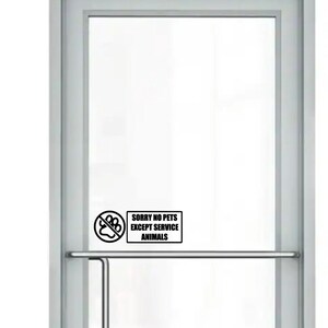 Op de afbeelding: Een glazen deur met een zilveren frame en een horizontale stanggreep. Een zwart-wit bord op de deur met de tekst "SORRY NO PETS EXCEPT SERVICE ANIMALS" met een doorgestreept pootafdruk-symbool.