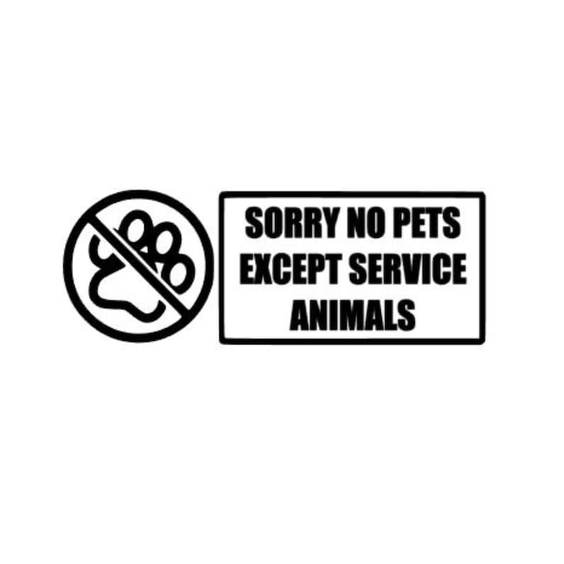 Op de afbeelding: Een zwart-wit bord met de tekst "SORRY NO PETS EXCEPT SERVICE ANIMALS." Het bord bevat een cirkelvormig pictogram met een doorstreepte pootafdruk, wat aangeeft dat huisdieren niet zijn toegestaan.