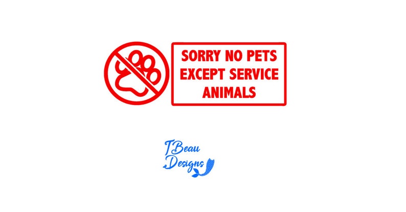 Op de afbeelding: Een rood bord met de tekst "SORRY NO PETS EXCEPT SERVICE ANIMALS". Het bord bevat een rode cirkel met een doorgestreepte pootafdruk. De woorden "TBeau Designs" staan eronder in blauw.