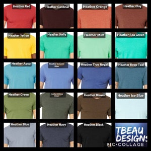 K&ouml;nnte beinhalten: Eine Collage von T-Shirts in verschiedenen Farben, darunter Rot, Gelb, Gr&uuml;n und Blau. Jedes Shirt wird mit einem Etikett angezeigt, das seinen Farbnamen angibt, wie z. B. "Heather Red" und "Heather Navy". In der unteren rechten Ecke steht der Text "TBEAU DESIGNS PIC COLLAGE."