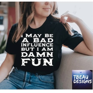 I Know I&#39;m A Bad Influence But I am Damn Fun Shirt | Bad Influence Shirt | Lustiges Mädchen Weekend Shirt | Lustiges Konzert Shirt | Humorvolles Shirt