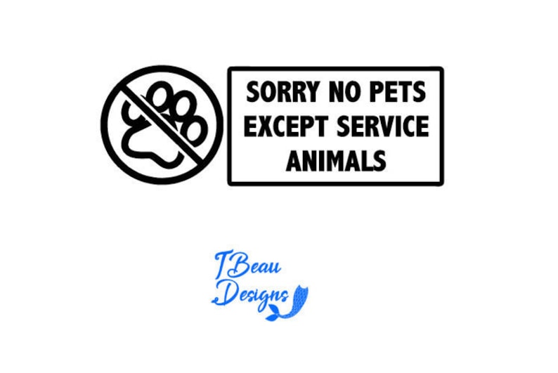 Op de afbeelding: Een wit bord met zwarte tekst met de tekst "SORRY NO PETS EXCEPT SERVICE ANIMALS." Een pootafdruk met een streep erdoor staat links. Het bord is een ontwerp van TBeau Designs.