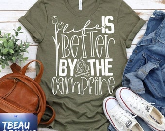 Camiseta "La vida es mejor en la fogata", camiseta de camping, camiseta de fogata, sudadera de camping, sudadera con capucha de fogata, sudadera con capucha de fogata, camiseta de glamping